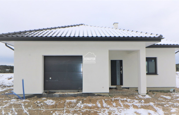 Na sprzedaż parterowy dom wolnostojący w stanie deweloperskim wybudowany w 2022 roku w bardzo dobrej lokalizacji w Jagodowie. 
