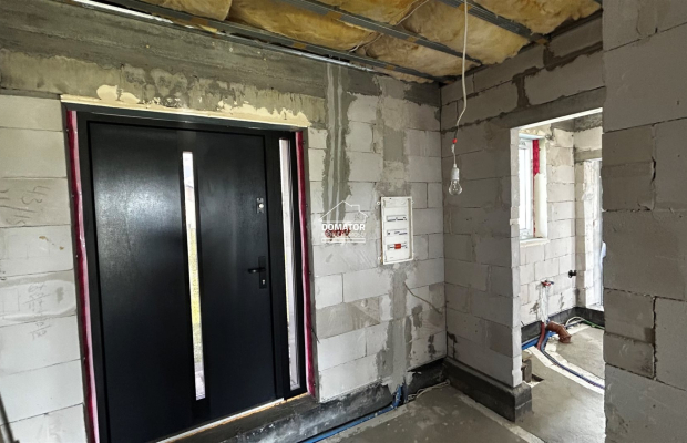 Zapraszamy do zapoznania się z ofertą tego pięknego domu w stanie surowym zamkniętym, położonego w malowniczej miejscowości Cie