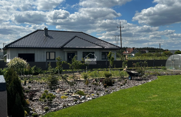 Zapraszamy do zapoznania się z ofertą tego pięknego domu w stanie surowym zamkniętym, położonego w malowniczej miejscowości Cie