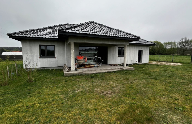 Zapraszamy do zapoznania się z ofertą tego pięknego domu w stanie surowym zamkniętym, położonego w malowniczej miejscowości Cie