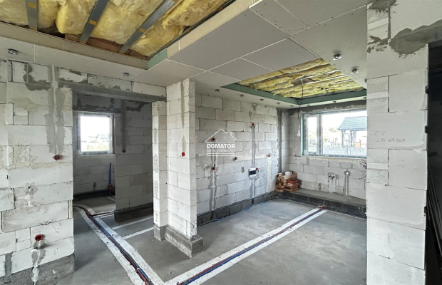 Zapraszamy do zapoznania się z ofertą tego pięknego domu w stanie surowym zamkniętym, położonego w malowniczej miejscowości Cie