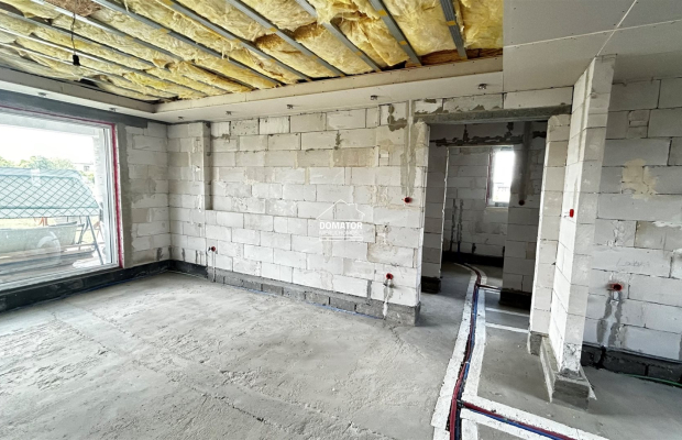 Zapraszamy do zapoznania się z ofertą tego pięknego domu w stanie surowym zamkniętym, położonego w malowniczej miejscowości Cie