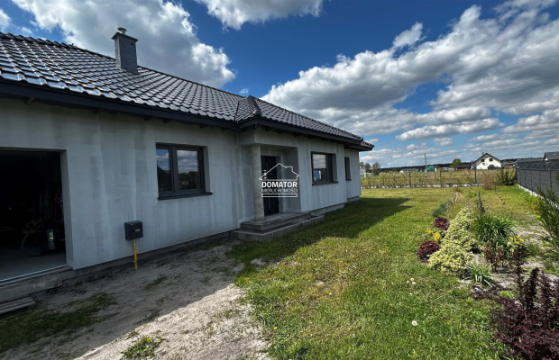 Zapraszamy do zapoznania się z ofertą tego pięknego domu w stanie surowym zamkniętym, położonego w malowniczej miejscowości Cie