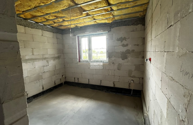 Zapraszamy do zapoznania się z ofertą tego pięknego domu w stanie surowym zamkniętym, położonego w malowniczej miejscowości Cie