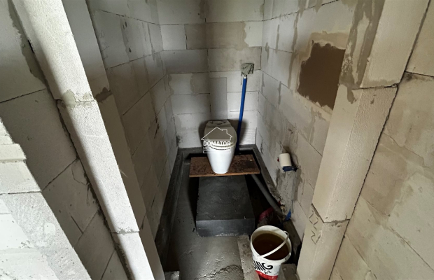 Zapraszamy do zapoznania się z ofertą tego pięknego domu w stanie surowym zamkniętym, położonego w malowniczej miejscowości Cie