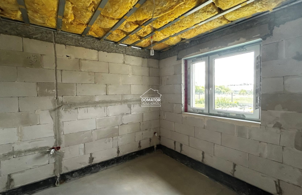 Zapraszamy do zapoznania się z ofertą tego pięknego domu w stanie surowym zamkniętym, położonego w malowniczej miejscowości Cie