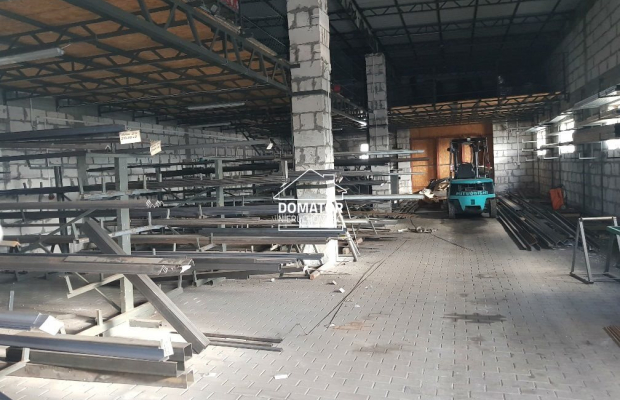 Hale, biura, pomieszczenia na działalność gospod.