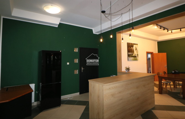 Przedstawiam Państwu Lokal z witrynami położony w bardzo atrakcyjnej lokalizacji w centrum Osielska.  
  Powierzchnia 70 m2( z 