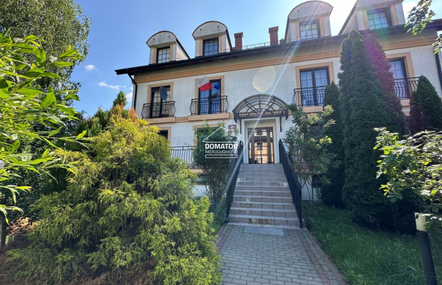 Zapraszamy do zapoznania się z ofertą sprzedaży przestronnego mieszkania o powierzchni 90,4 m², położonego w malowniczej miejsc