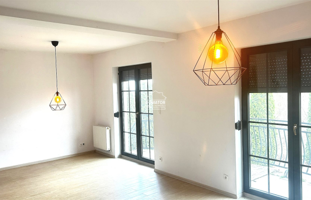 Zapraszamy do zapoznania się z ofertą sprzedaży przestronnego mieszkania o powierzchni 90,4 m², położonego w malowniczej miejsc