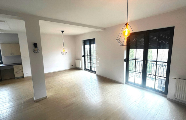 Zapraszamy do zapoznania się z ofertą sprzedaży przestronnego mieszkania o powierzchni 90,4 m², położonego w malowniczej miejsc