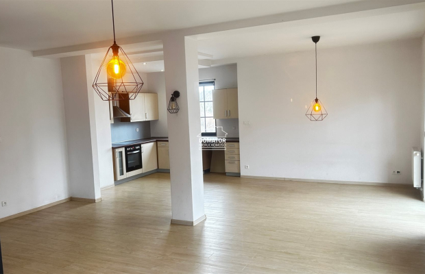 Zapraszamy do zapoznania się z ofertą sprzedaży przestronnego mieszkania o powierzchni 90,4 m², położonego w malowniczej miejsc