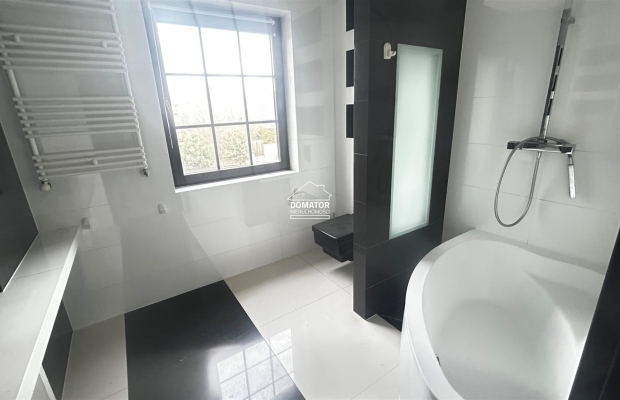 Zapraszamy do zapoznania się z ofertą sprzedaży przestronnego mieszkania o powierzchni 90,4 m², położonego w malowniczej miejsc