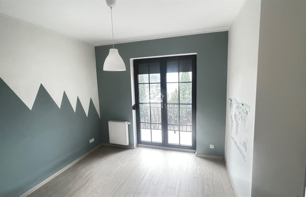 Zapraszamy do zapoznania się z ofertą sprzedaży przestronnego mieszkania o powierzchni 90,4 m², położonego w malowniczej miejsc