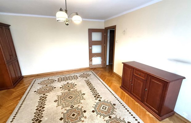 Mieszkanie położone w ścisłym centrum miasta, przy ul. Libelta, na 4. piętrze w bloku na terenie zamkniętym. Budynek znajduje s