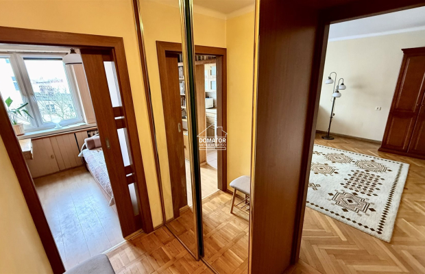 Mieszkanie położone w ścisłym centrum miasta, przy ul. Libelta, na 4. piętrze w bloku na terenie zamkniętym. Budynek znajduje s