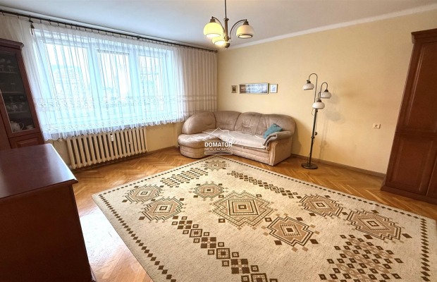 Mieszkanie położone w ścisłym centrum miasta, przy ul. Libelta, na 4. piętrze w bloku na terenie zamkniętym. Budynek znajduje s