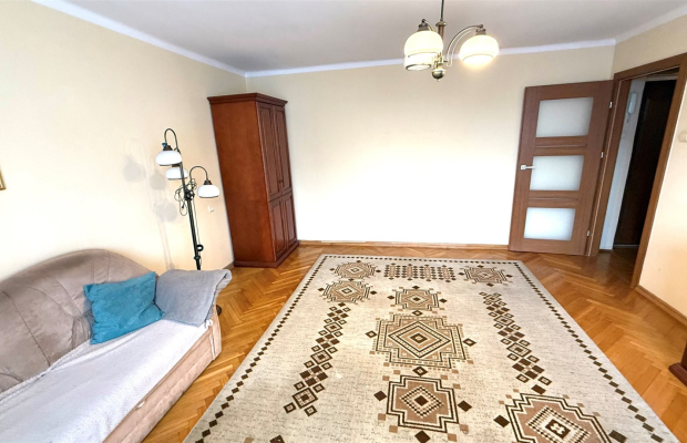 Mieszkanie położone w ścisłym centrum miasta, przy ul. Libelta, na 4. piętrze w bloku na terenie zamkniętym. Budynek znajduje s