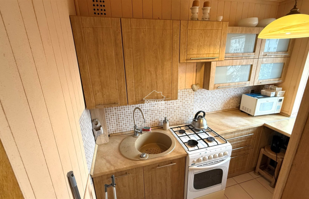 Mieszkanie położone w ścisłym centrum miasta, przy ul. Libelta, na 4. piętrze w bloku na terenie zamkniętym. Budynek znajduje s