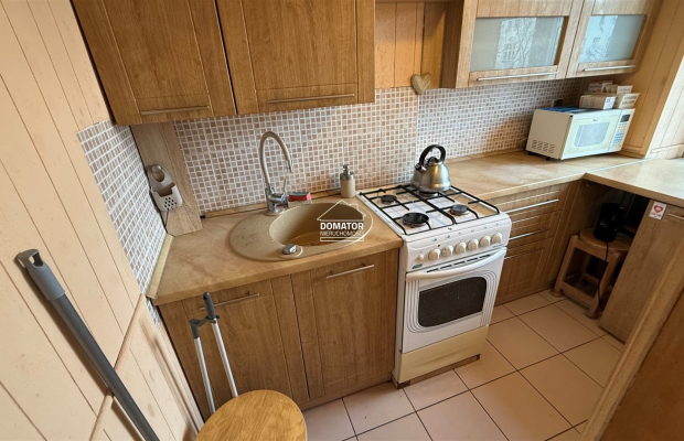 Mieszkanie położone w ścisłym centrum miasta, przy ul. Libelta, na 4. piętrze w bloku na terenie zamkniętym. Budynek znajduje s