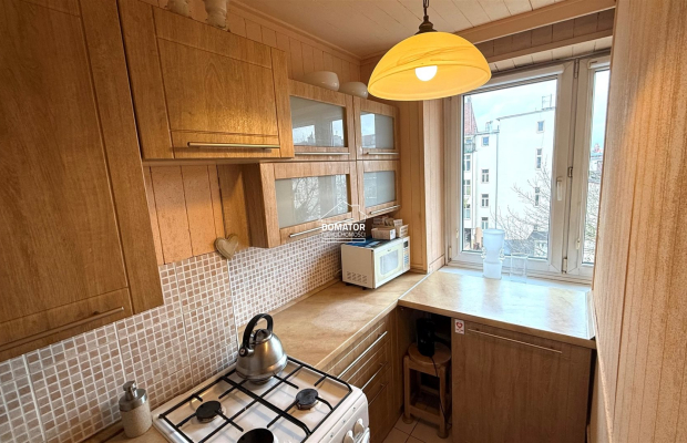 Mieszkanie położone w ścisłym centrum miasta, przy ul. Libelta, na 4. piętrze w bloku na terenie zamkniętym. Budynek znajduje s