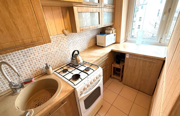 Mieszkanie położone w ścisłym centrum miasta, przy ul. Libelta, na 4. piętrze w bloku na terenie zamkniętym. Budynek znajduje s