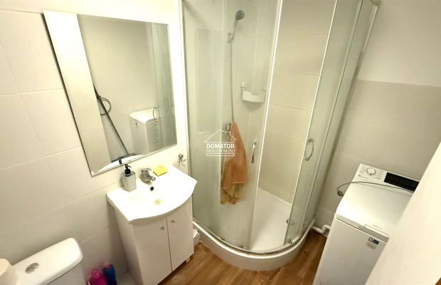 Mieszkanie położone w ścisłym centrum miasta, przy ul. Libelta, na 4. piętrze w bloku na terenie zamkniętym. Budynek znajduje s