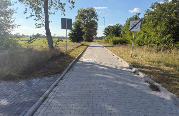 Do sprzedaży działki w Mroczy przy ulicy Łużyckiej od 800 m2 do 1000 m2 , wydane warunki zabudowy. 
Dojazd do działek drogą wył