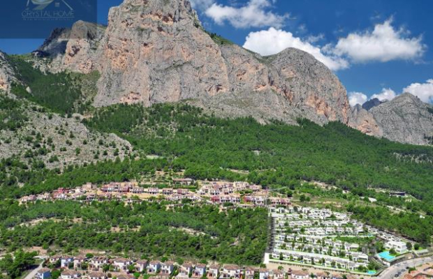 NOWOCZESNA WILLA POŁOŻONA U PODNÓŻA GÓR