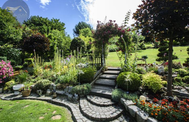 DOM Z BAJKOWYM OGRODEM – TYLKO U NAS! 🏡