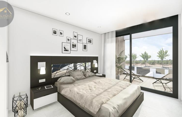 Dom z basenem w Pilar de la Horadada