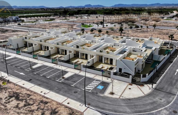 Nowa willa z basenem w Roldán