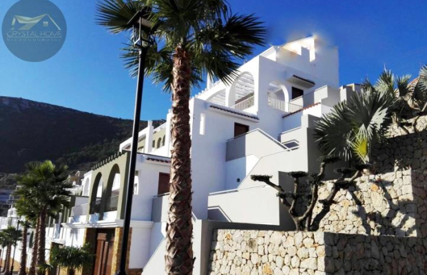 Penthouse z widokiem na góry i morze w Gandii