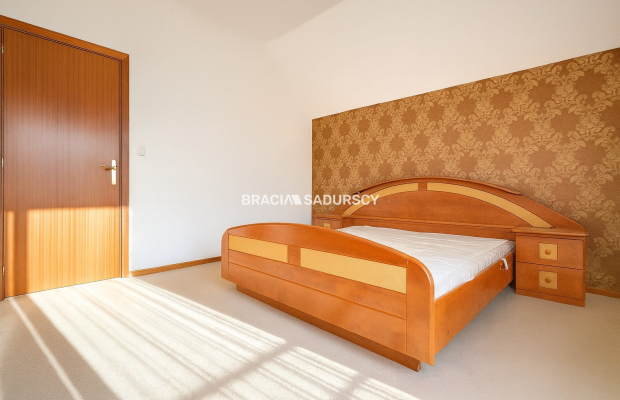 Dom na Woli Justowskiej, garaż na 2 samochody.