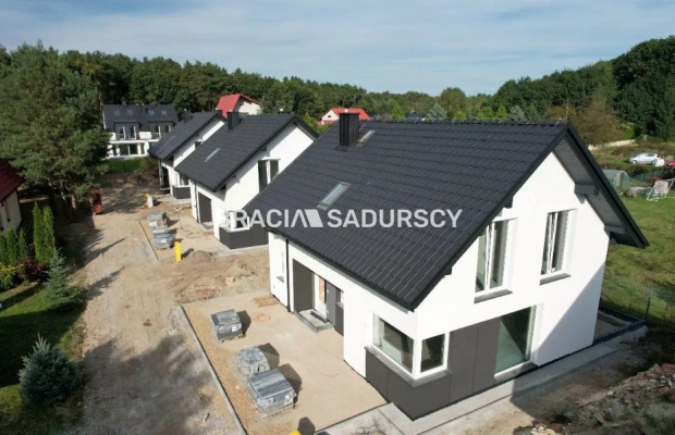 Domy blisko jezior, lasów i skałek.