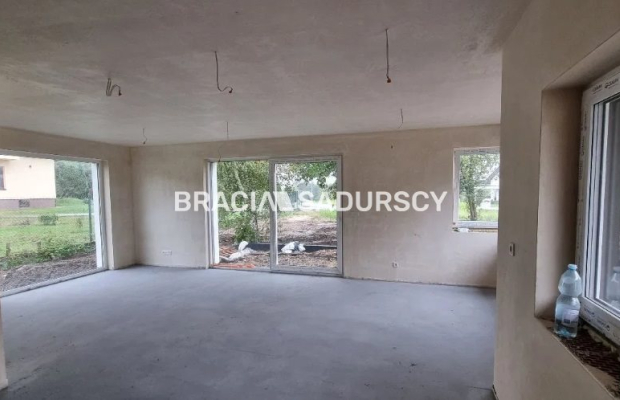 Domy blisko jezior, lasów i skałek.