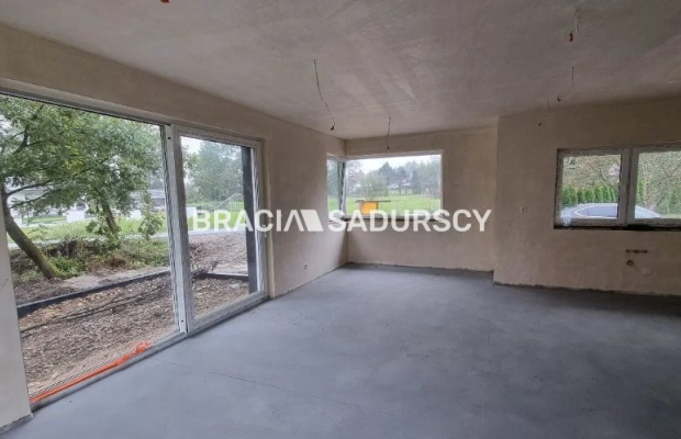 Domy blisko jezior, lasów i skałek.