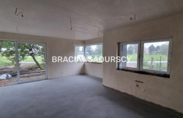 Domy blisko jezior, lasów i skałek.