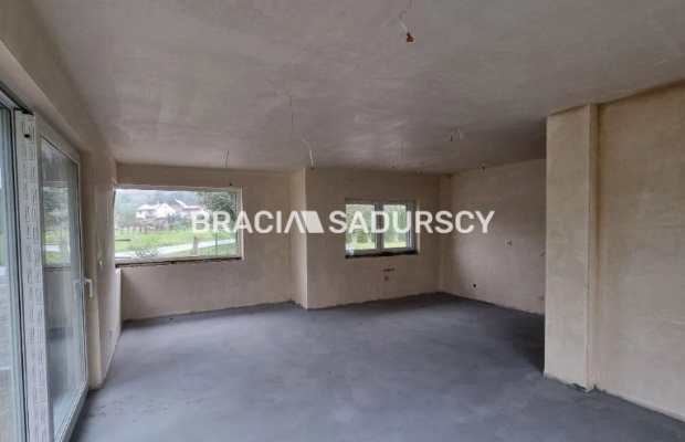 Domy blisko jezior, lasów i skałek.