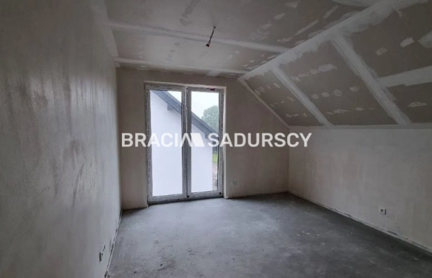 Domy blisko jezior, lasów i skałek.