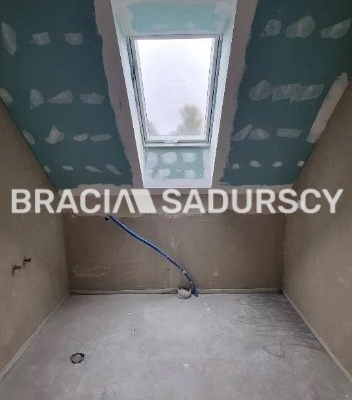 Domy blisko jezior, lasów i skałek.