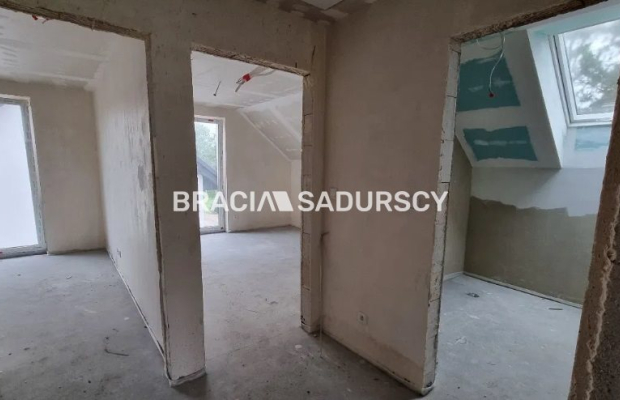 Domy blisko jezior, lasów i skałek.