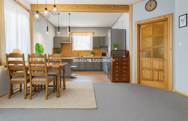 Dom wolnostojący wśród lasów i paru krajobrazowego