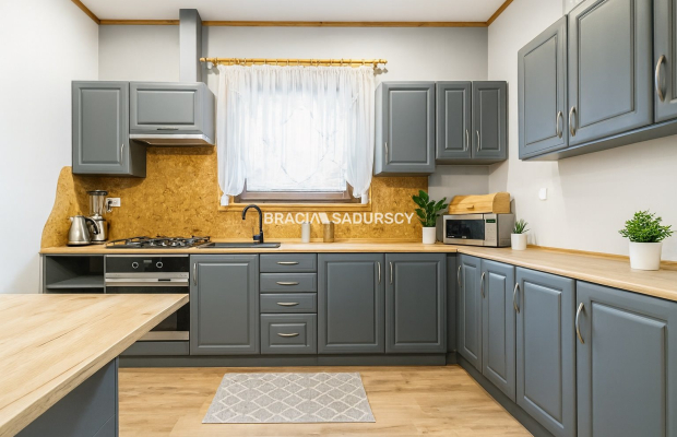 Dom wolnostojący wśród lasów i paru krajobrazowego