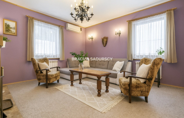 Dom wolnostojący wśród lasów i paru krajobrazowego