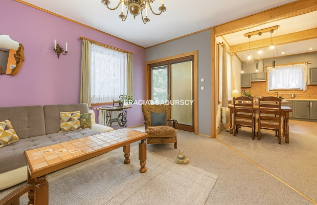 Dom wolnostojący wśród lasów i paru krajobrazowego