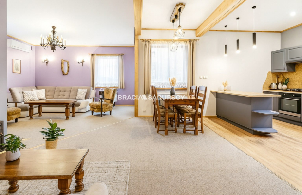 Dom wolnostojący wśród lasów i paru krajobrazowego