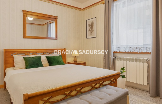 Dom wolnostojący wśród lasów i paru krajobrazowego