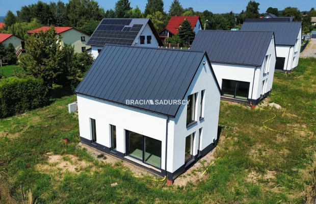 Nowe domy w sąsiedztwie terenów zielonych / Ujazd