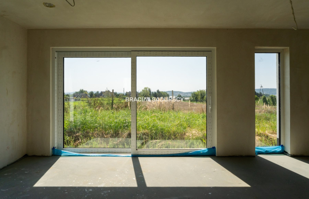 Nowe domy w sąsiedztwie terenów zielonych / Ujazd